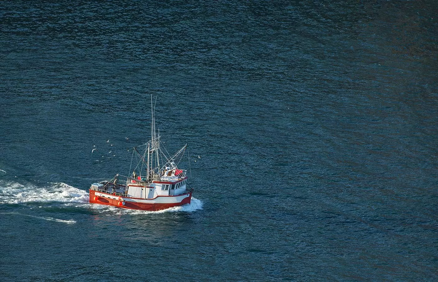En fiskebåt på havet