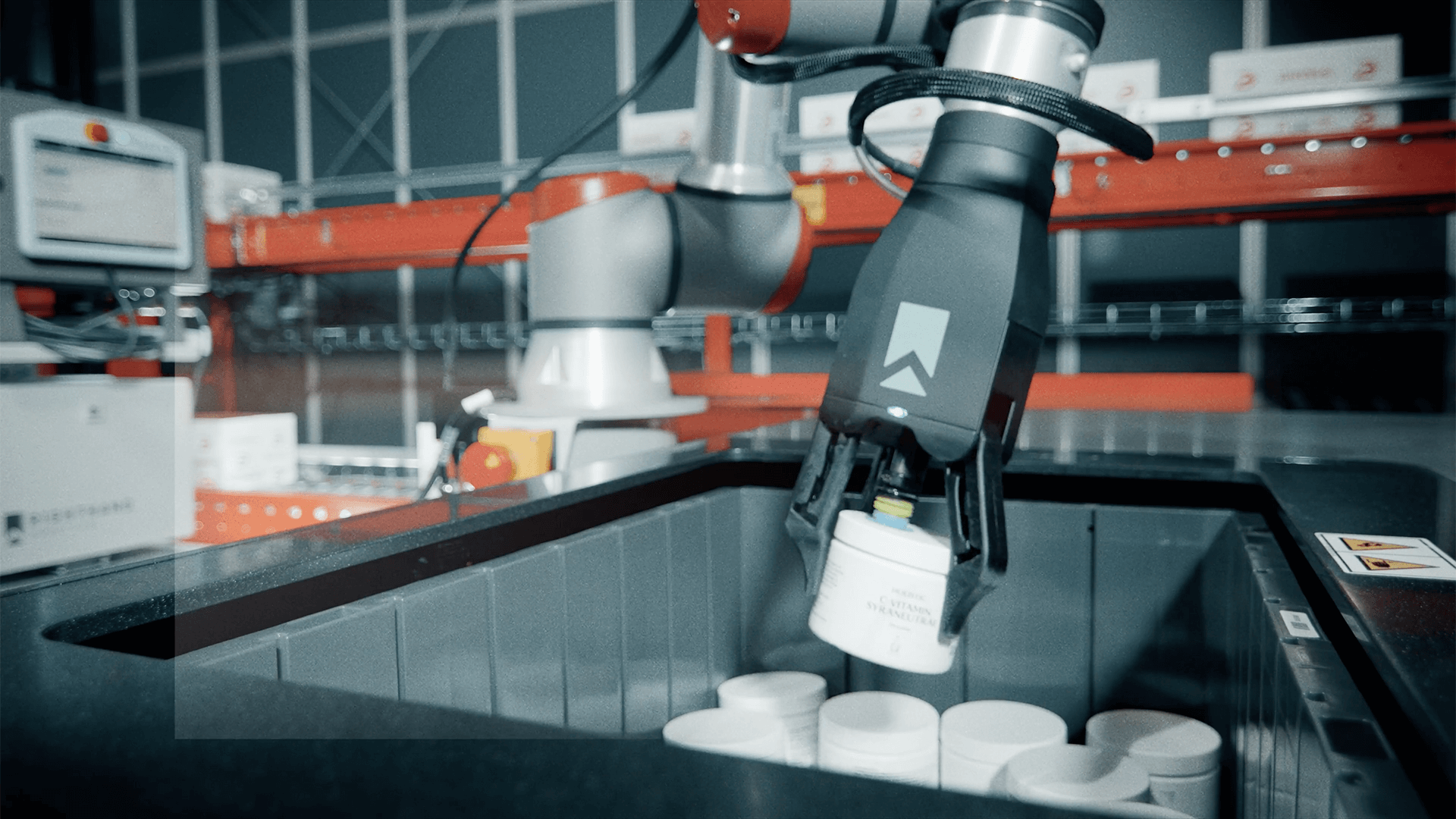 Robot plockar en produkt